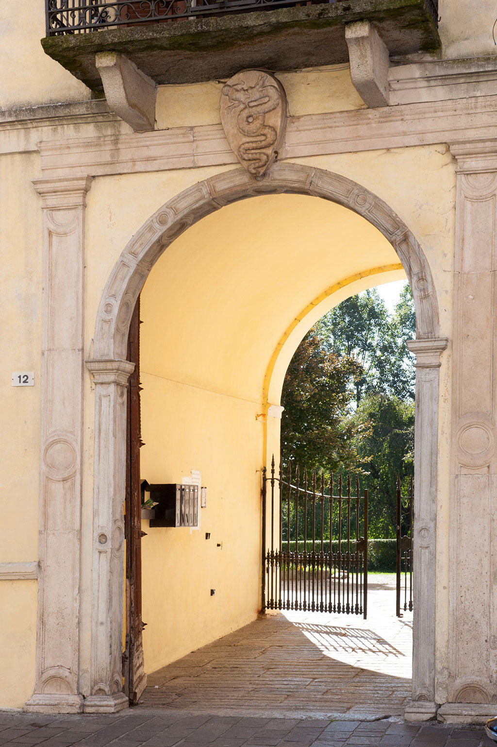 Casa parrocchiale ex palazzo Visconteo, ingresso